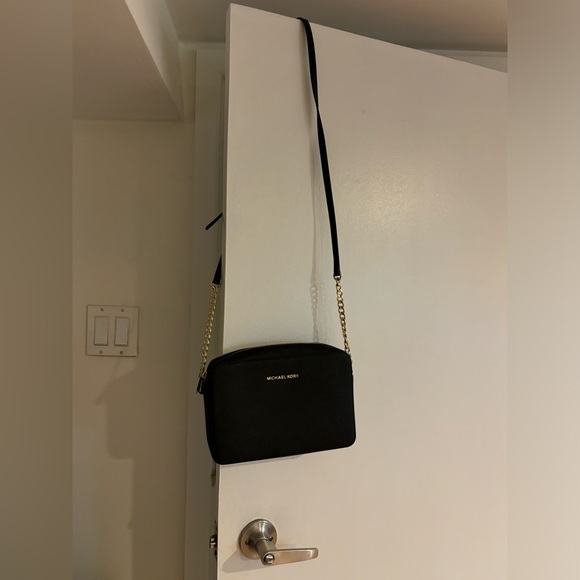 Micheal kors crossbody purse - Picture 5 of 8